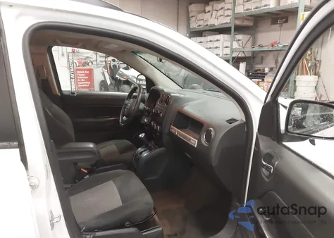 2014 Jeep Compass Sport z USA, uszkodzony, nr VIN 1C4NJDBB2ED880465